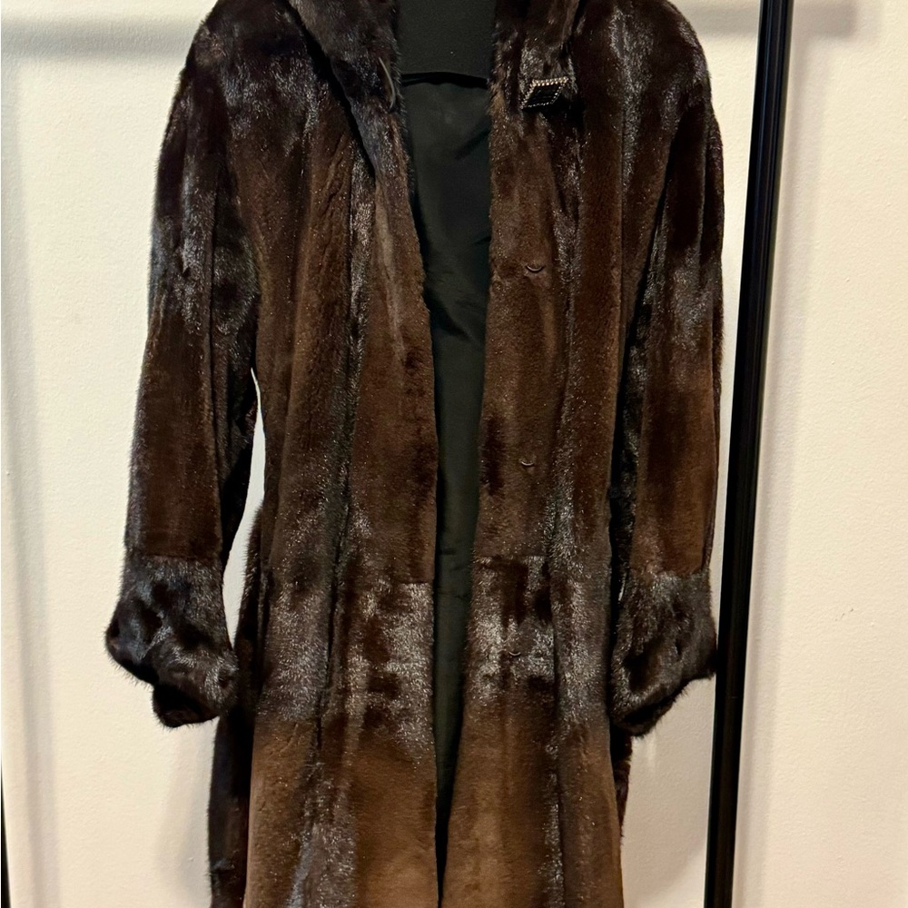 Genuine mink coat. Made in Greece . Regular feet. Brown color. Size S/M.